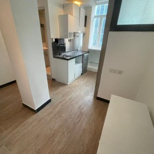 佐敦弥敦道金陵大厦9楼A室6号房-一房两厅带独卫，出门就是佐敦地铁站，理工步行+巴士7分钟即达，纯步行850米；都会地铁+步行22分钟到校，城大23分钟，浸会地铁+巴士25分钟