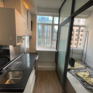 佐敦弥敦道金陵大厦9楼A室6号房-一房两厅带独卫，出门就是佐敦地铁站，理工步行+巴士7分钟即达，纯步行850米；都会地铁+步行22分钟到校，城大23分钟，浸会地铁+巴士25分钟