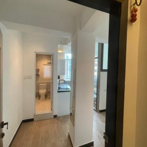 佐敦弥敦道金陵大厦9楼A室6号房-一房两厅带独卫，出门就是佐敦地铁站，理工步行+巴士7分钟即达，纯步行850米；都会地铁+步行22分钟到校，城大23分钟，浸会地铁+巴士25分钟