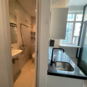 佐敦弥敦道金陵大厦9楼A室6号房-一房两厅带独卫，出门就是佐敦地铁站，理工步行+巴士7分钟即达，纯步行850米；都会地铁+步行22分钟到校，城大23分钟，浸会地铁+巴士25分钟