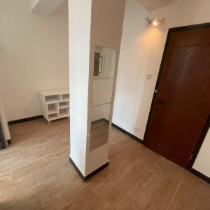 佐敦弥敦道金陵大厦9楼A室6号房-一房两厅带独卫，出门就是佐敦地铁站，理工步行+巴士7分钟即达，纯步行850米；都会地铁+步行22分钟到校，城大23分钟，浸会地铁+巴士25分钟