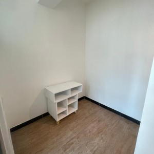 佐敦弥敦道金陵大厦9楼A室6号房-一房两厅带独卫，出门就是佐敦地铁站，理工步行+巴士7分钟即达，纯步行850米；都会地铁+步行22分钟到校，城大23分钟，浸会地铁+巴士25分钟