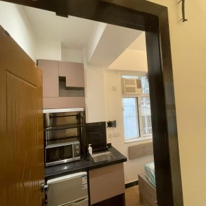 佐敦弥敦道金陵大厦9楼A室1号房-出门就是佐敦地铁站，理工步行+巴士7分钟即达，纯步行850米；都会地铁+步行22分钟到校，城大23分钟，浸会地铁+巴士25分钟