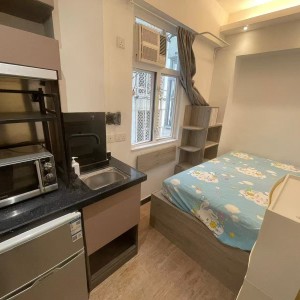 佐敦弥敦道金陵大厦9楼A室1号房-出门就是佐敦地铁站，理工步行+巴士7分钟即达，纯步行850米；都会地铁+步行22分钟到校，城大23分钟，浸会地铁+巴士25分钟