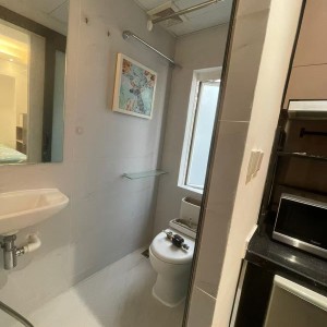 佐敦弥敦道金陵大厦9楼A室1号房-出门就是佐敦地铁站，理工步行+巴士7分钟即达，纯步行850米；都会地铁+步行22分钟到校，城大23分钟，浸会地铁+巴士25分钟