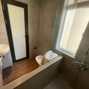 佐敦弥敦道金陵大厦9楼B室-两室一厅全屋带窗，出门就是佐敦地铁站，理工步行+巴士7分钟即达，纯步行850米；都会地铁+步行22分钟到校，城大23分钟，浸会地铁+巴士25分钟