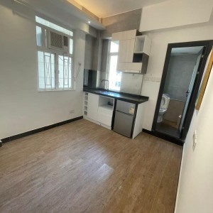 佐敦弥敦道金陵大厦9楼B室-两室一厅全屋带窗，出门就是佐敦地铁站，理工步行+巴士7分钟即达，纯步行850米；都会地铁+步行22分钟到校，城大23分钟，浸会地铁+巴士25分钟