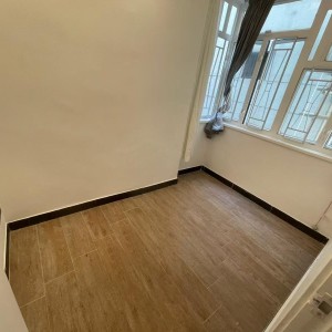 佐敦弥敦道金陵大厦9楼B室-两室一厅全屋带窗，出门就是佐敦地铁站，理工步行+巴士7分钟即达，纯步行850米；都会地铁+步行22分钟到校，城大23分钟，浸会地铁+巴士25分钟