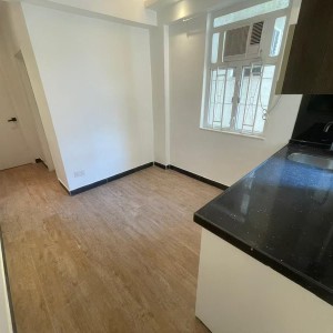 佐敦弥敦道金陵大厦9楼B室-两室一厅全屋带窗，出门就是佐敦地铁站，理工步行+巴士7分钟即达，纯步行850米；都会地铁+步行22分钟到校，城大23分钟，浸会地铁+巴士25分钟