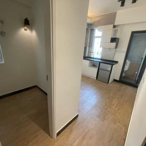 佐敦弥敦道金陵大厦9楼B室-两室一厅全屋带窗，出门就是佐敦地铁站，理工步行+巴士7分钟即达，纯步行850米；都会地铁+步行22分钟到校，城大23分钟，浸会地铁+巴士25分钟