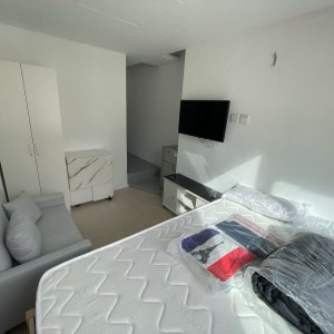 铜锣湾宝明大厦9楼L室B房一房一厅-铜锣湾站步行3分，港大通勤步行+港铁19分钟即达，理工巴士18分钟到校