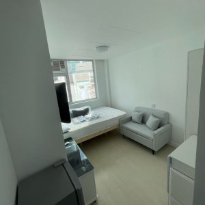 铜锣湾宝明大厦9楼L室B房一房一厅-铜锣湾站步行3分，港大通勤步行+港铁19分钟即达，理工巴士18分钟到校