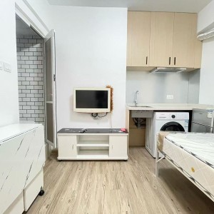 佐敦街宝莱大厦13楼A室D房studio-楼下就是佐敦站，步行+巴士5分钟即可到达理工，纯步行850米。城大浸会都会通勤半小时内均可达