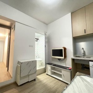 佐敦街宝莱大厦13楼A室D房studio-楼下就是佐敦站，步行+巴士5分钟即可到达理工，纯步行850米。城大浸会都会通勤半小时内均可达