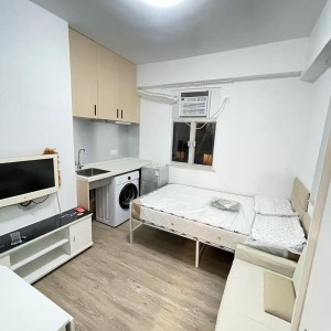 佐敦街宝莱大厦13楼A室D房studio-楼下就是佐敦站，步行+巴士5分钟即可到达理工，纯步行850米。城大浸会都会通勤半小时内均可达