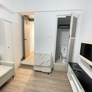 佐敦街宝莱大厦13楼A室D房studio-楼下就是佐敦站，步行+巴士5分钟即可到达理工，纯步行850米。城大浸会都会通勤半小时内均可达