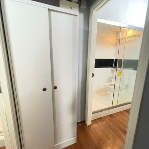 尖沙咀乐道龙华大厦C房独卫单间-理工步行+巴士11分钟到校，纯步行17分，尖沙咀站步行2分，巴士总站在大厦门口