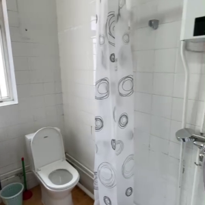 薄扶林31号学生公寓C房-仅限男生，港大只要步行三百米，堪比宿舍！只要7k+!港铁香港大学站距离550米，去哪儿都方便