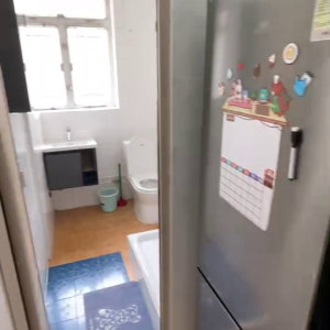 薄扶林31号学生公寓E房双人间-仅限男生，港大只要步行三百米，堪比宿舍！只要7k+!港铁香港大学站距离550米，去哪儿都方便