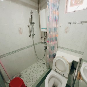 岭南-兆康苑2402室二十一期A2-男生优先，岭南大学步行15分即达，小区门口就是地铁站