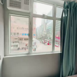 佐敦华丰大厦6FstudioB室--佐敦站就在楼下，步行+巴士5分钟即可到达理工，纯步行850米。城大浸会都会也可选，通勤全部半小时内