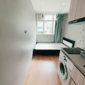 佐敦华丰大厦6FstudioB室--佐敦站就在楼下，步行+巴士5分钟即可到达理工，纯步行850米。城大浸会都会也可选，通勤全部半小时内