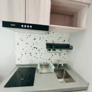 佐敦华丰大厦6FstudioB室--佐敦站就在楼下，步行+巴士5分钟即可到达理工，纯步行850米。城大浸会都会也可选，通勤全部半小时内