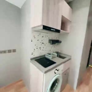 佐敦华丰大厦6FstudioB室--佐敦站就在楼下，步行+巴士5分钟即可到达理工，纯步行850米。城大浸会都会也可选，通勤全部半小时内