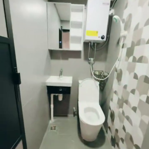 佐敦华丰大厦6FstudioB室--佐敦站就在楼下，步行+巴士5分钟即可到达理工，纯步行850米。城大浸会都会也可选，通勤全部半小时内