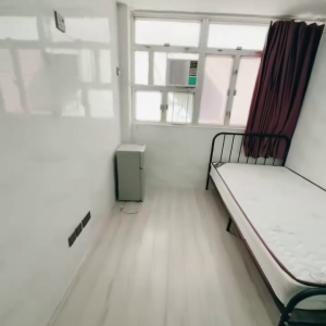 佐敦华丰大厦一楼1GstudioA室--佐敦站就在楼下，步行+巴士5分钟即可到达理工，纯步行850米。城大浸会都会也可选，通勤全部半小时内