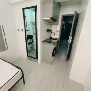 佐敦华丰大厦一楼1GstudioA室--佐敦站就在楼下，步行+巴士5分钟即可到达理工，纯步行850米。城大浸会都会也可选，通勤全部半小时内