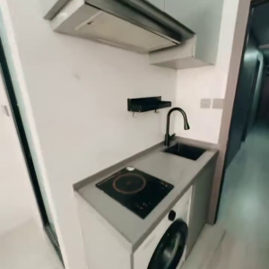 佐敦华丰大厦一楼1GstudioA室--佐敦站就在楼下，步行+巴士5分钟即可到达理工，纯步行850米。城大浸会都会也可选，通勤全部半小时内