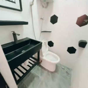 佐敦华丰大厦一楼1GstudioA室--佐敦站就在楼下，步行+巴士5分钟即可到达理工，纯步行850米。城大浸会都会也可选，通勤全部半小时内