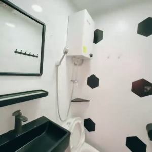 佐敦华丰大厦一楼1GstudioA室--佐敦站就在楼下，步行+巴士5分钟即可到达理工，纯步行850米。城大浸会都会也可选，通勤全部半小时内