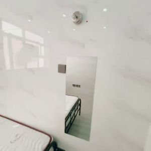 佐敦华丰大厦一楼1GstudioA室--佐敦站就在楼下，步行+巴士5分钟即可到达理工，纯步行850米。城大浸会都会也可选，通勤全部半小时内