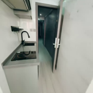 佐敦华丰大厦一楼1GstudioA室--佐敦站就在楼下，步行+巴士5分钟即可到达理工，纯步行850米。城大浸会都会也可选，通勤全部半小时内