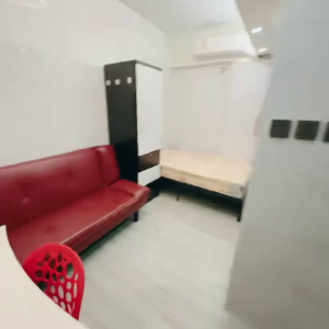 佐敦华丰大厦6FstudioC室--佐敦站就在楼下，步行+巴士5分钟即可到达理工，纯步行850米。超大空间有沙发带衣柜