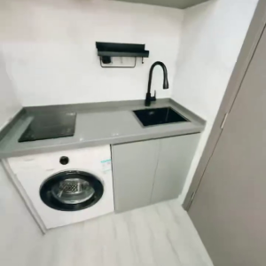 佐敦华丰大厦6FstudioC室--佐敦站就在楼下，步行+巴士5分钟即可到达理工，纯步行850米。超大空间有沙发带衣柜