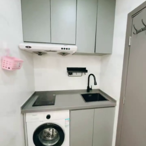 佐敦华丰大厦6FstudioC室--佐敦站就在楼下，步行+巴士5分钟即可到达理工，纯步行850米。超大空间有沙发带衣柜