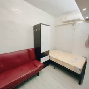 佐敦华丰大厦6FstudioC室--佐敦站就在楼下，步行+巴士5分钟即可到达理工，纯步行850米。超大空间有沙发带衣柜