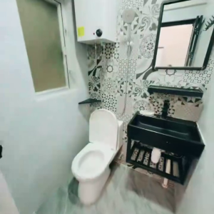 佐敦华丰大厦6FstudioC室--佐敦站就在楼下，步行+巴士5分钟即可到达理工，纯步行850米。超大空间有沙发带衣柜