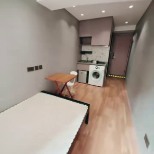 佐敦华丰大厦6FstudioE室--佐敦站就在楼下，步行+巴士5分钟即可到达理工，纯步行850米。超大空间可放餐桌