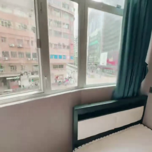 佐敦华丰大厦6FstudioE室--佐敦站就在楼下，步行+巴士5分钟即可到达理工，纯步行850米。超大空间可放餐桌