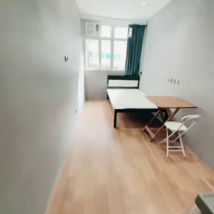 佐敦华丰大厦6FstudioE室--佐敦站就在楼下，步行+巴士5分钟即可到达理工，纯步行850米。超大空间可放餐桌