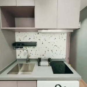 佐敦华丰大厦6FstudioE室--佐敦站就在楼下，步行+巴士5分钟即可到达理工，纯步行850米。超大空间可放餐桌