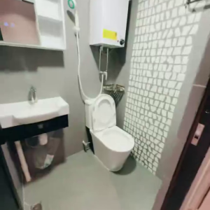 佐敦华丰大厦6FstudioE室--佐敦站就在楼下，步行+巴士5分钟即可到达理工，纯步行850米。超大空间可放餐桌