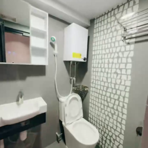 佐敦华丰大厦6FstudioE室--佐敦站就在楼下，步行+巴士5分钟即可到达理工，纯步行850米。超大空间可放餐桌