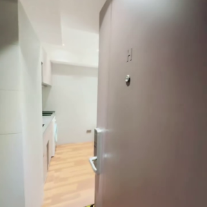 佐敦华丰大厦6FstudioH室--佐敦站就在楼下，步行+巴士5分钟即可到达理工，纯步行850米。超大储物空间带晾衣架