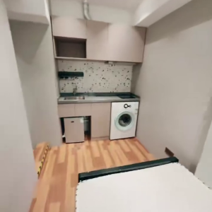 佐敦华丰大厦6FstudioH室--佐敦站就在楼下，步行+巴士5分钟即可到达理工，纯步行850米。超大储物空间带晾衣架