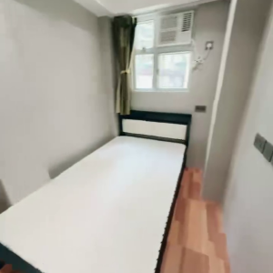 佐敦华丰大厦6FstudioH室--佐敦站就在楼下，步行+巴士5分钟即可到达理工，纯步行850米。超大储物空间带晾衣架